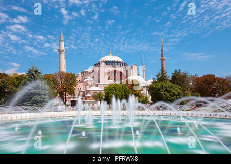 Vista diurna del famoso Museo Hagia Sophia, Istanbul, Turchia Foto Stock