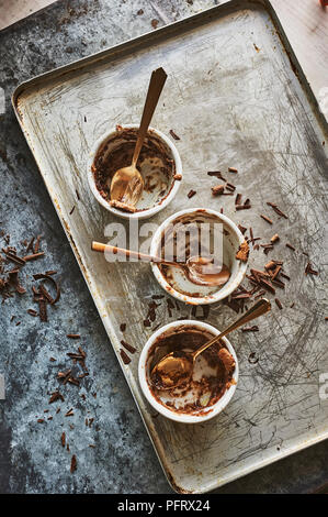 Souffles al cioccolato con gianduja di arachidi, mangiato Foto Stock