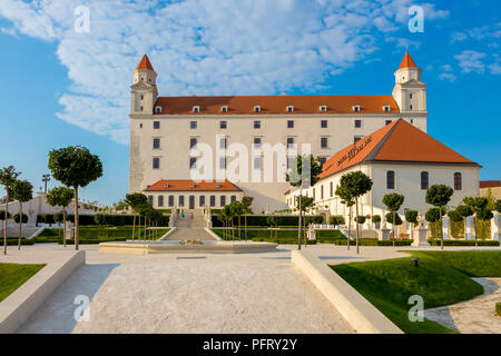 Fiore barocco giardino dietro il castello medievale di Bratislava, Slovacchia Foto Stock