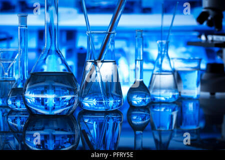 Laboratorio di scienze. Esperimento con liquidi. Vetreria di laboratorio. Foto Stock