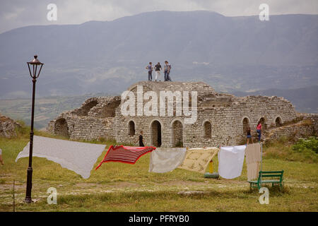 Giugno 2014 - i bambini giocano sulle rovine di un castello in città albanesi Berat, che è uno dei più antichi del mondo abitato continuamente città e inscritta Foto Stock