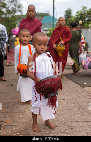 Kyaikhtiyo, Myanmar - Ottobre 16, 2016: giovani novizi buddisti e monaci che raccolgono tutti i giorni alms vicino alla pagoda Kyaiktiyo o Golden rock, Myanmar. Foto Stock