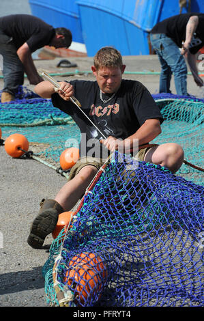 Fisherman riassettavano le reti sulla banchina del porto a Kirkcudbright, Dumfries and Galloway, SW Scozia Scotland Foto Stock