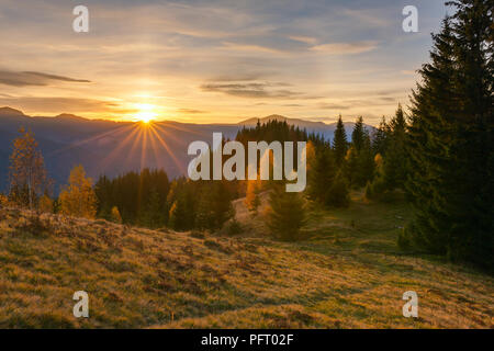Majestic sunrise in the Carpathian mountains landscape, Ukraine. Foto Stock