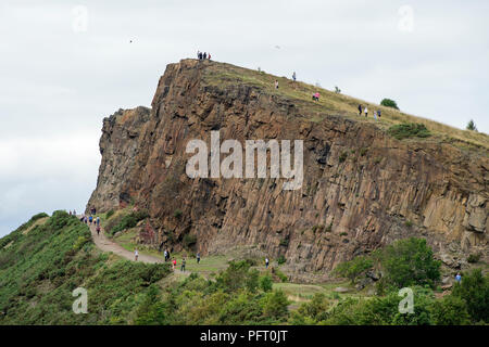 Una vista del Arthur del posto di guida e il radicale strada in Holyrood Park, Edimburgo, Scozia. Foto Stock