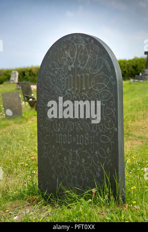 Regno Unito, Cornwall, Trebetherick, Daymer Bay, Saint Enodoc la Chiesa, John Betjeman la pietra tombale Foto Stock