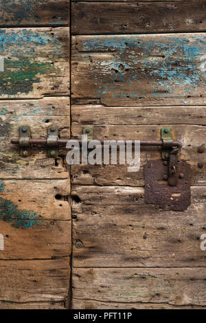 Vecchia porta di legno vicino la vista sullo sfondo Foto Stock