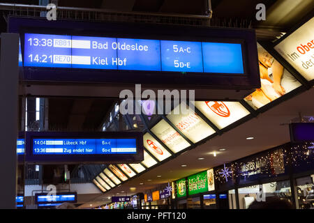 Dicembre 2017, Amburgo, Germania - schermi con gli orari dei treni in partenza sulla stazione ferroviaria centrale Foto Stock