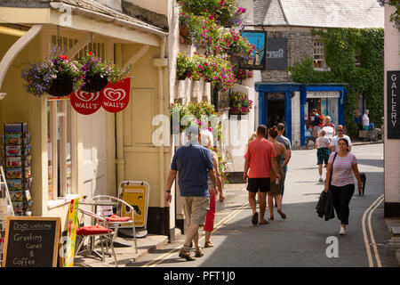 Regno Unito, Cornwall, Padstow, Lanadwell Street, i visitatori in una stretta viuzza Foto Stock