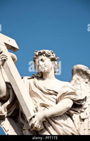 Angelo con la Croce, Ponte Sant'Angelo, Roma, Italia. Foto Stock