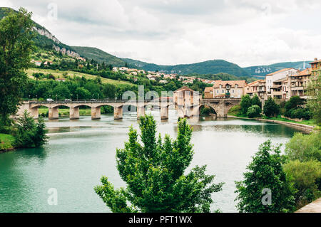 Vista di Millau, sul fiume Tarn, nel sud della Francia. Foto Stock