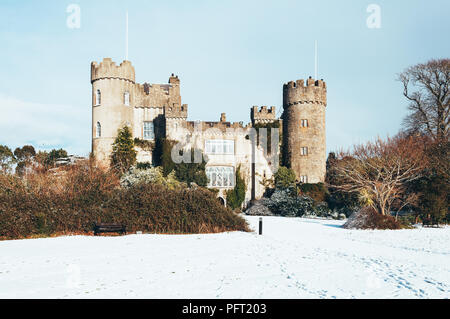 Il Castello di Malahide nella neve, Co. Dublino, Irlanda. Foto Stock