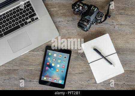 Vista dall'alto della scrivania con notebook, calcolatrice, caffettiera, penna  per occhiali e pianta in vaso Foto stock - Alamy