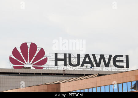 Belgrado, Serbia - Agosto 21, 2018: Huawei logo sul loro ufficio per la Serbia a Belgrado. Huawei Technologies è un cinese di networking e telecommunicat Foto Stock