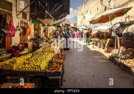 FEZ, in Marocco - Februari 25, 2018: marcatura di frutta nella vecchia medina di Fez city dutring una giornata di sole Foto Stock
