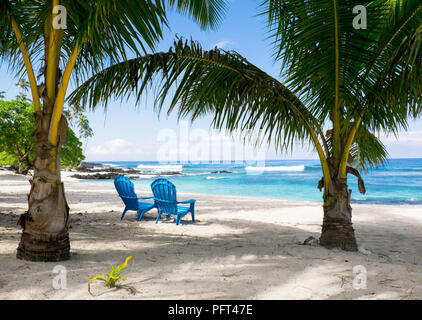 Vuoto due sedie a sdraio sulla spiaggia, Isola Upolu, Samoa Occidentale e Sud Pacifico Foto Stock