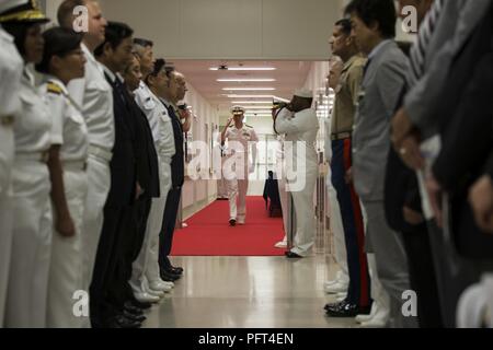 La festa ufficiale arriva a grande apertura di Robert M. Casey navale ramo della famiglia Clinica Iwakuni al Marine Corps Air Station Iwakuni, Giappone, 30 maggio 2018. Il personale ha ospitato la grande apertura al fine di visualizzare la struttura di funzionalità nuove e migliorate. Foto Stock