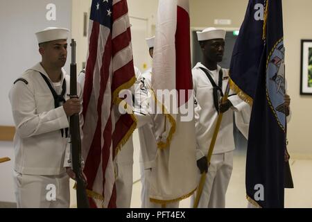 La guardia di colore per Robert M. Casey navale ramo della famiglia Clinica Iwakuni visualizza colori per una grande cerimonia di inaugurazione al Marine Corps Air Station Iwakuni, Giappone, 30 maggio 2018. Il personale ha ospitato la grande apertura al fine di visualizzare la struttura di funzionalità nuove e migliorate. Foto Stock