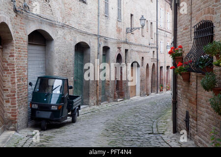 L'Italia, le Marche, Amandola, back street con tre ruote carrello mini Foto Stock
