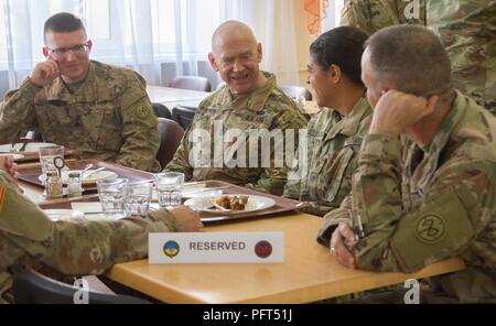 Yavoriv, Ucraina - Comando Sgt. Il Mag. David Piwowarski, New York Army National Guard senior soldato arruolato, risponde con U.S. Soldati durante una visita alla Yavoriv Combat Training Center qui maggio 25. Durante la sua visita Piwowarski hanno girato il CTC e soddisfatte con 27 soldati IBCT appostato lì. Foto Stock