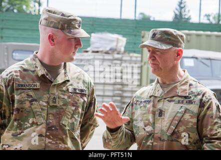 Yavoriv, Ucraina - Comando Sgt. Il Mag. David Piwowarski, New York Army National Guard senior soldato arruolato, risponde con U.S. Soldati durante una visita alla Yavoriv Combat Training Center qui maggio 25. Durante la sua visita Piwowarski hanno girato il CTC e soddisfatte con 27 soldati IBCT appostato lì. Foto Stock