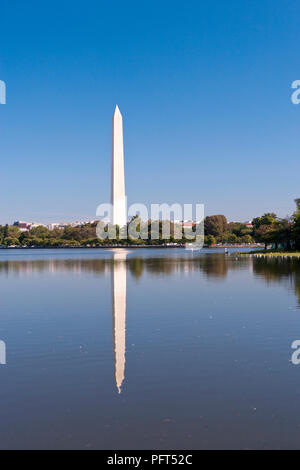 Stati Uniti d'America, Washington DC, Tidal Basin, il Monumento a Washington si riflette in acqua Foto Stock