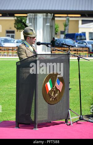 L'italiano in uscita il comando di base Sgt. Il Mag. Antonio Quaglia (a destra), fornisce osservazioni durante la base italiana il comando cambio di responsabilità alla Caserma Ederle a Vicenza, Italia, Maggio 31, 2018.