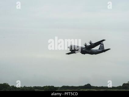 Una C-130J Super Hercules assegnato per la trentasettesima Airlift Squadron decolla da Cherbourg Airfield, Francia, 31 maggio 2018. Più di 60 aviatori di Ramstein Air Base, Germania, sono arrivati nella regione della Normandia per effettuare esercitazioni annuali per commemorare la battaglia di Normandia. Foto Stock