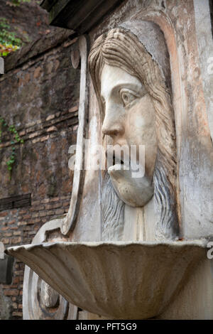 Italia, Roma, fontana del Mascherone (Mascherone Fontana Fontana maschera) su Via Giulia, vicino a Campo de Fiori Foto Stock