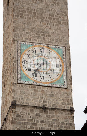 Italia Lazio Viterbo, il Palazzo del Podestà, orologio con numeri romani sul tredicesimo secolo torre in mattoni set contro il chiaro cielo bianco Foto Stock