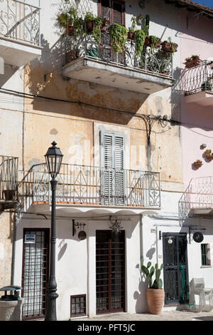 L'Italia, Lazio, San Felice Circeo, appartamento edifici su Piazza Vittorio Veneto Foto Stock