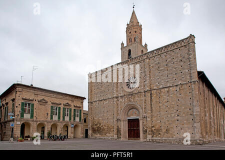 L'Italia, Abruzzo, Atri, Cattedrale di Santa Maria Assunta, facciata con rosone e torre campanaria in provincia de L'Aquila Foto Stock