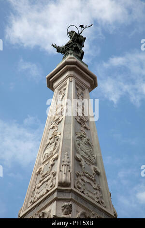 L'Italia, Campania, Napoli, Piazza San Domenico Maggiore, la guglia di San Domenico di Guzman piaga colonna impostata contro il cielo blu Foto Stock