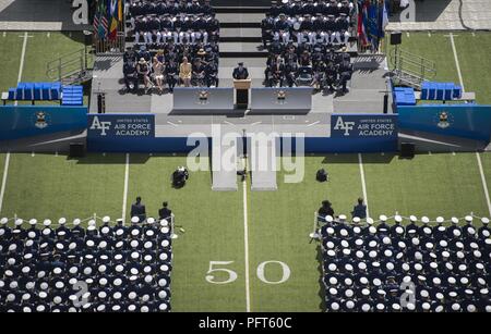 Brig. Gen. Andrew P. Armacost, Preside della Facoltà di Economia a U.S. Air Force Academy, parla per i cadetti durante il USAFA cerimonia di laurea in Colorado Springs, Colorado Mercoledì 23 Maggio, 2018. Mattis è il ventiseiesimo Segretario della Difesa degli Stati Uniti. Foto Stock