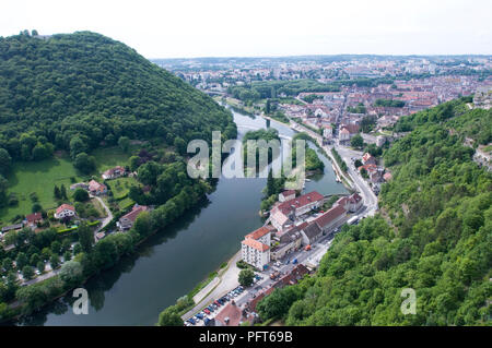 Francia, Franche-Comte, Besancon, i tetti della città e colline boscose sul fiume Doubs visto da Cittadella Foto Stock