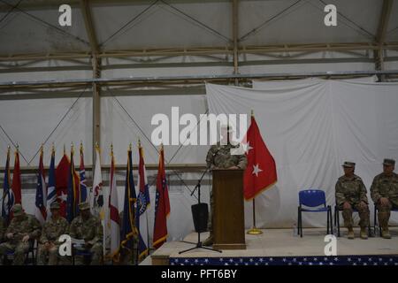 CAMP ARIFJAN, Kuwait - Col. Anthony Adrian, 35th Engineer comandante di brigata, presieduto il trasferimento di autorità cerimonia in cui il tecnico 458th battaglione ribaltato la sua missione per l'Ingegnere 983rd battaglione da Toledo, Ohio. Foto Stock