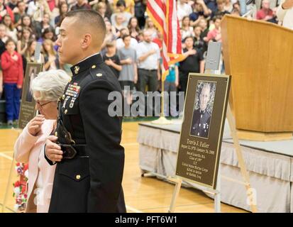 Stati Uniti Marine Corps Il Mag. Tommy Olson, comandante, stazione di reclutamento di Springfield, Massachusetts, stand con stella d'oro madre Joanne Fuller, madre di U.S. Marine Corps Capt. Travis Fuller durante una cerimonia a Southwick regionali di alta scuola, Southwick, Massachusetts, 21 maggio 2018. La cerimonia si è tenuta a onorare e dedicare un foyer per quattro locali membri del servizio che è morto in combattimento. Foto Stock