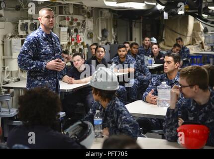 La base navale di KITSAP-BREMERTON, nello Stato di Washington (29 maggio 2018) Aviation Electronics Tecnico 1a classe Jacob Baker, dalla selce, Mich, insegna il Petty Officer Selectee Corso di Leadership a bordo della portaerei USS Nimitz CVN (68), 29 maggio 2018. Nimitz sta conducendo una docking prevista disponibilità incrementale a Puget Sound Naval Shipyard e Manutenzione intermedia la struttura in cui la nave sta ricevendo una manutenzione pianificata e aggiornamenti. Foto Stock