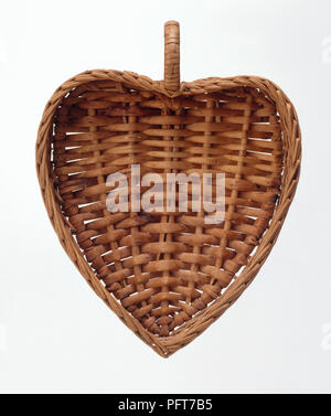 A forma di cuore vassoio di vimini Foto Stock