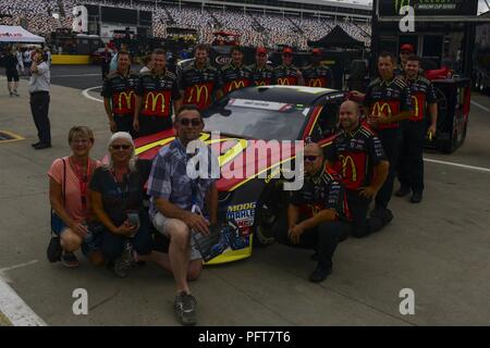 I familiari del personale Sgt. Scott Sather posano con la buca equipaggio della #1 McDonald's Chevy, bares Sather il nome sul parabrezza, prima della NASCAR Coca-Cola 600 gara di Maggio 27, 2018 Concord, North Carolina. Sather, che fu il primo aviatore ucciso in azione durante l'Operazione Iraqi Freedom su Aprile 8, 2003, è stato tra i tre tattiche speciali gli operatori e altri 37 caduti i membri del servizio onorato di avere il loro nome portato su una vettura durante la gara. Foto Stock