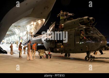 KABUL, Afghanistan (20 maggio 2018) - Membri della Royal Air Force britannica preparare per il carico di un Puma HC Mk2 medium elicottero di supporto a bordo di un Royal Air Force C-17 Globemaster III a Hamid Karzai dall'aeroporto internazionale di Kabul, Afghanistan, 20 maggio 2018. Questo Puma tornerà per il Regno Unito per la manutenzione di routine. (Sostegno deciso Foto Stock