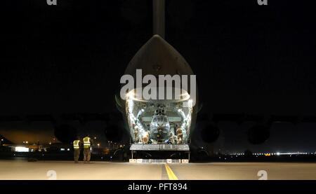 KABUL, Afghanistan (20 maggio 2018) - Membri della Royal Air Force britannica preparare per il carico di un Puma HC Mk2 medium elicottero di supporto a bordo di un Royal Air Force C-17 Globemaster III a Hamid Karzai dall'aeroporto internazionale di Kabul, Afghanistan, 20 maggio 2018. Questo Puma tornerà per il Regno Unito per la manutenzione di routine. (Sostegno deciso Foto Stock