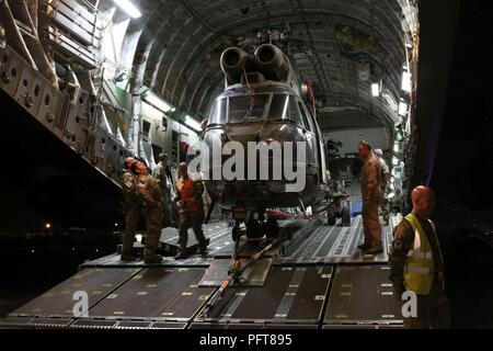 KABUL, Afghanistan (20 maggio 2018) - Membri della Royal Air Force britannica preparare per il carico di un Puma HC Mk2 medio il supporto elicottero sul bordo di un Royal Air Force C-17 Globemaster III a Hamid Karzai dall'aeroporto internazionale di Kabul, Afghanistan, 20 maggio 2018. Questo Puma tornerà per il Regno Unito per la manutenzione di routine. (Sostegno deciso Foto Stock