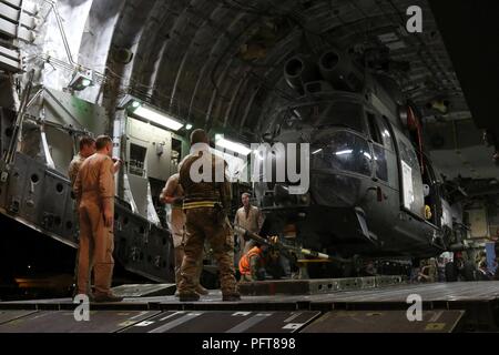 KABUL, Afghanistan (20 maggio 2018) - Membri della Royal Air Force britannica preparare per il carico di un Puma HC Mk2 medio il supporto elicottero sul bordo di un Royal Air Force C-17 Globemaster III a Hamid Karzai dall'aeroporto internazionale di Kabul, Afghanistan, 20 maggio 2018. Questo Puma tornerà per il Regno Unito per la manutenzione di routine. (Sostegno deciso Foto Stock