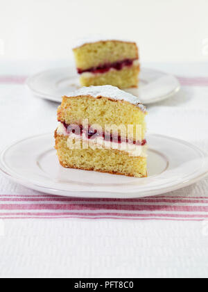 Fette di Victoria sponge cake servite sul piatto da dessert Foto Stock