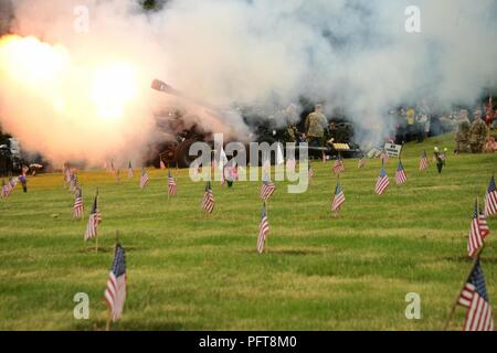 Oregon Esercito Nazionale soldati di guardia di una batteria, 2° Battaglione, campo 218th reggimento di artiglieria, XLI della brigata di fanteria combattere la squadra, fuoco loro M119 Obici come parte del Memorial Day programma a Willamette Cimitero Nazionale di Portland, Oregon, 28 maggio 2018. (Guardia Nazionale Foto Stock