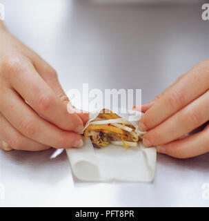 Cha gio (pollo croccanti involtini primavera), il confezionamento tagliato finemente e pollo speziato e verdure riso in involucri di carta Foto Stock