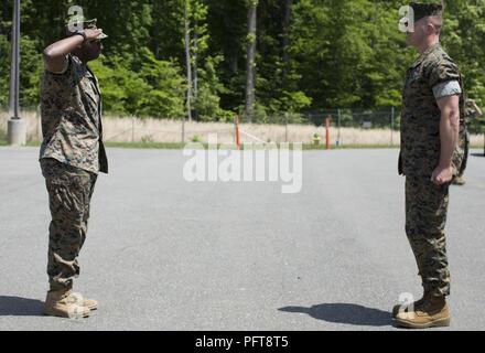 Stati Uniti Marine Gunnery Sgt. Courtney Donald (sinistra), Azienda Gunnery Sgt. di informazioni militari supportano operazioni (MISO), saluta il miso comandante di compagnia Il Mag. Settimane in Marine Corps base Quantico, Va, Maggio 23, 2018. Questa formazione è stata tenuta a sostenere le informazioni militari supportano operazioni Comandante il cambiamento di comando.( U.S. Marine Corps Foto Stock