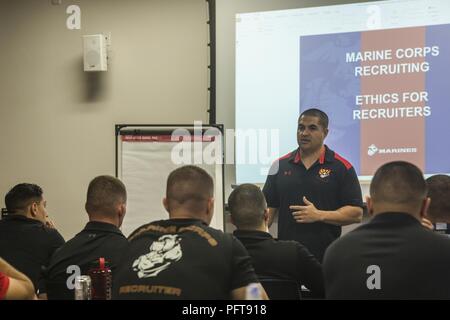 Stati Uniti Marine Gunnery Sgt. Francisco E. Lopez, un selezionatore di carriera con stazione di reclutamento di Phoenix, insegna una categoria etica durante tutte le mani la formazione a Luke Air Force Base, AZ il 25 maggio 2018. Tutte le mani Training consente reclutatori a venire insieme e lo scambio di tecniche di reclutamento e di migliori pratiche. Foto Stock