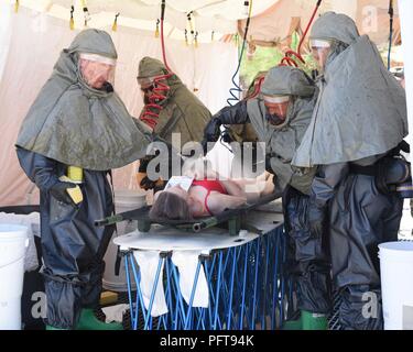 Membri del 161Air Refuelling processo ala di un paziente attraverso un paziente In-Place stazione di decontaminazione durante un esercizio a Goldwater Air National Guard Base, 22 maggio. Lo scopo dell'esercizio era di formare e valutare il team IPPD ha la capacità di decontaminazione e preparare un paziente che deve essere trasportato su un livello superiore di assistenza medica. Foto Stock